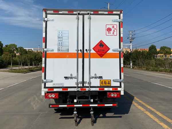 楚勝牌CSC5045XRYB6型易燃液體廂式運(yùn)輸車